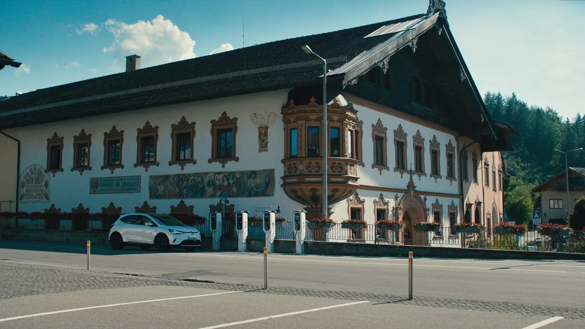 Bayerisches Rathaus mit öffentlichen Ladesäulen